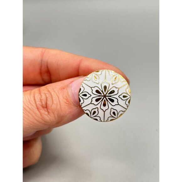 Vintage Elegant White Enamel Floral Stud Earrings Round Pierced Flower Jewelry - Picture 6 of 7